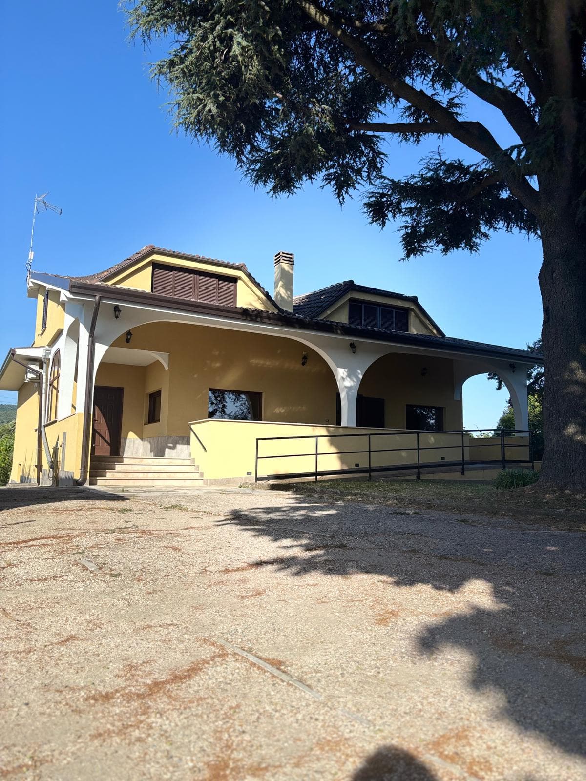 Esterni della villa - slide 1 di 7